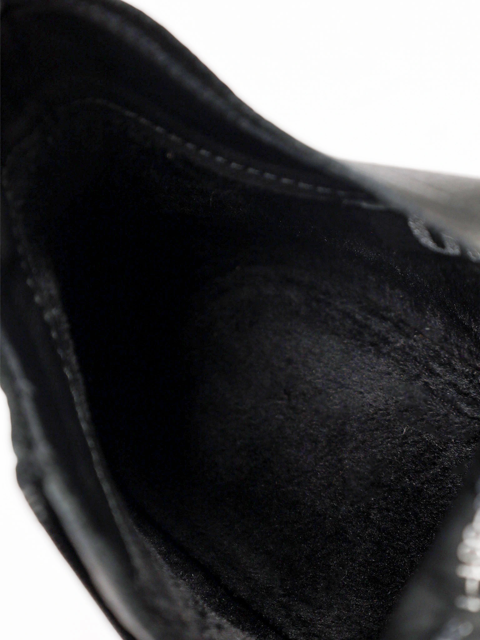 Ботинки черного цвета на низком каблуке